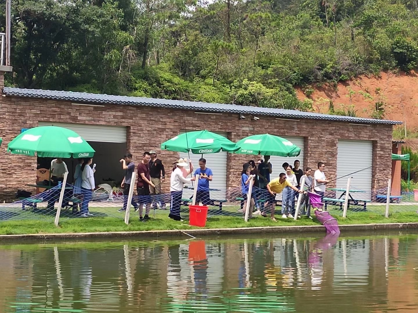 環測威小哥的釣魚水準也是不賴的 環測威小哥的釣魚水準也是不賴的